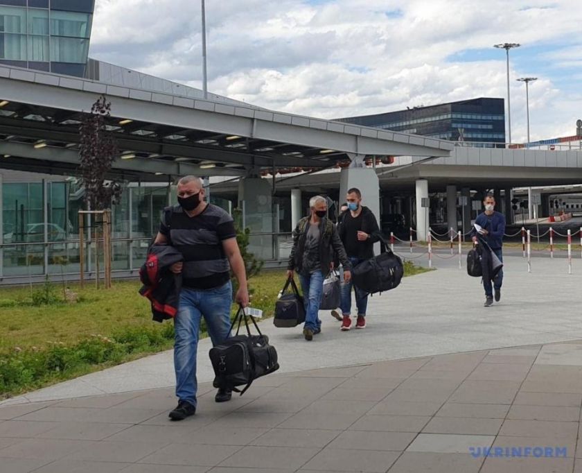 Вторая группа трудовых мигрантов из Украины прилетела в Варшаву | MIZEZ