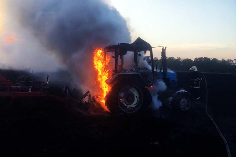 Сгорел трактор в поле